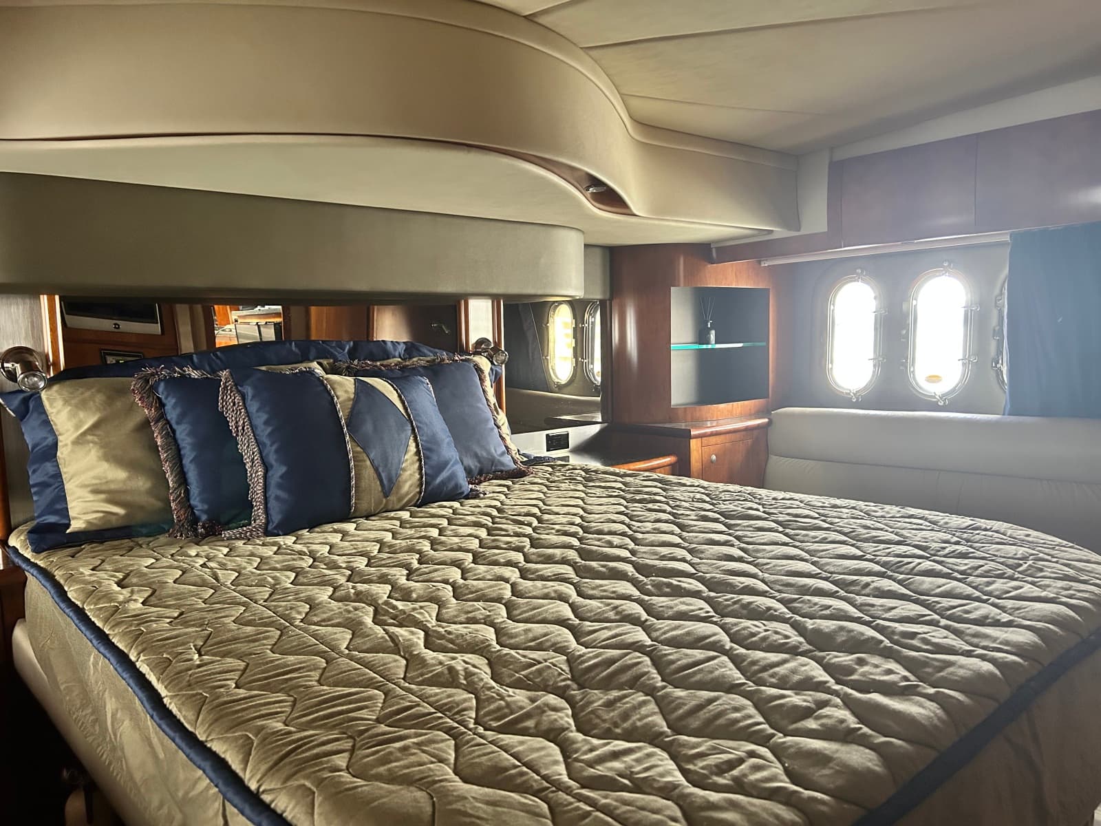 2007 Cruisers Yachts 520 EXPRESS
