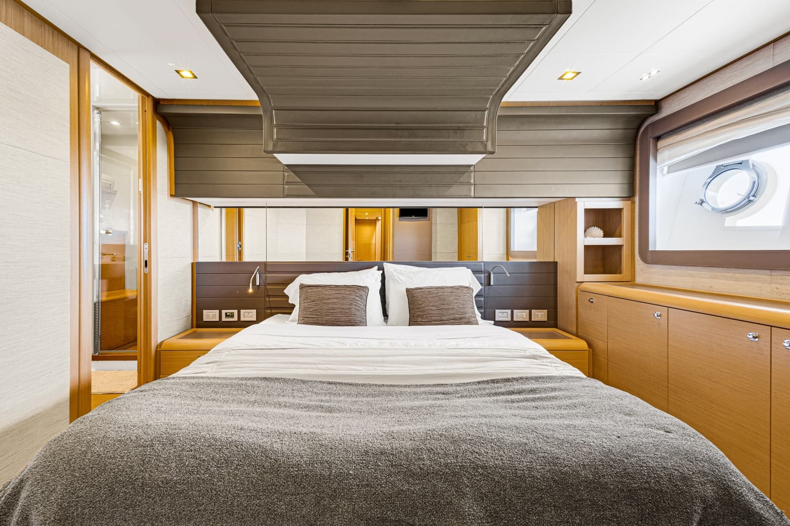 2013 Ferretti Yachts F800