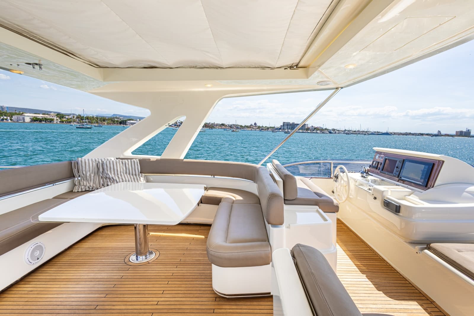 2013 Ferretti Yachts F800