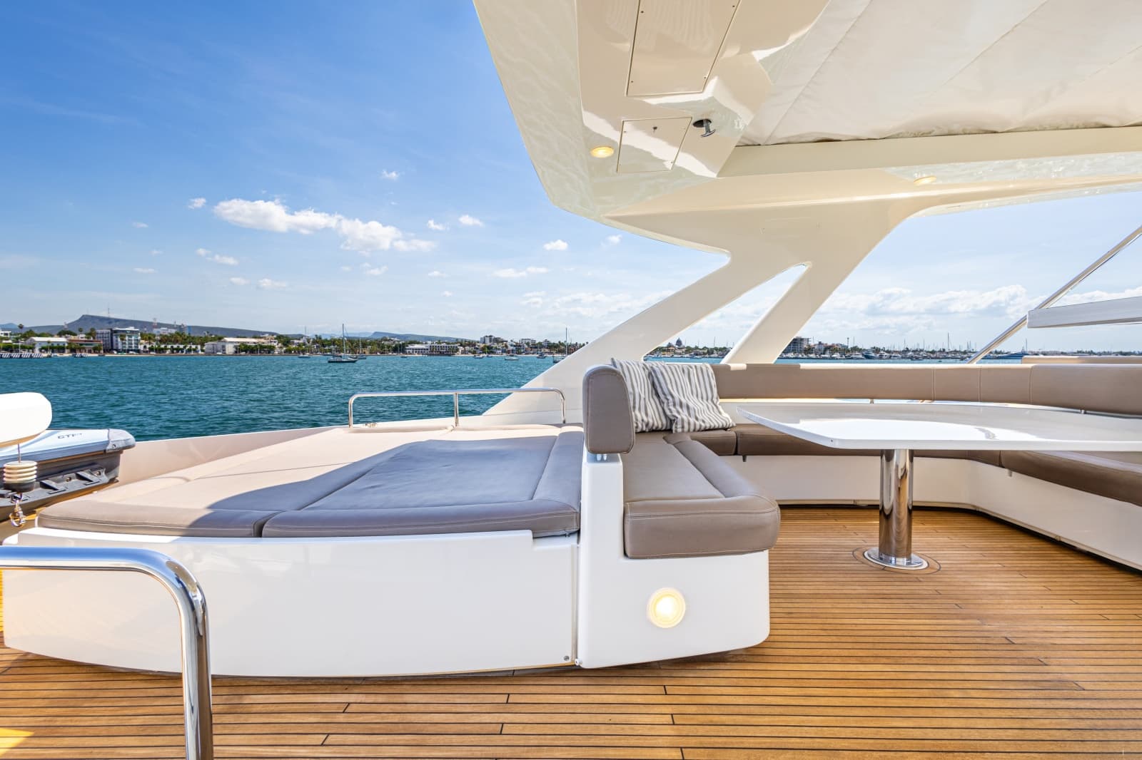 2013 Ferretti Yachts F800