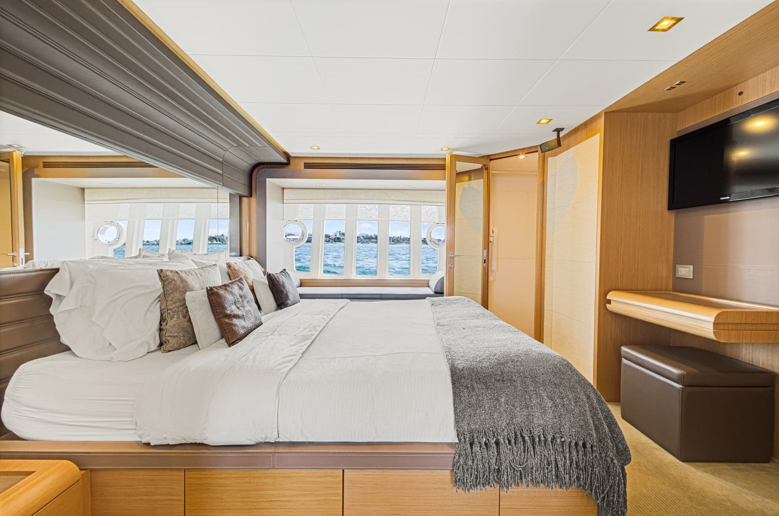 2013 Ferretti Yachts F800