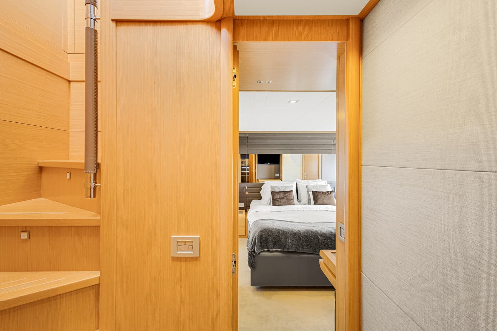 2013 Ferretti Yachts F800