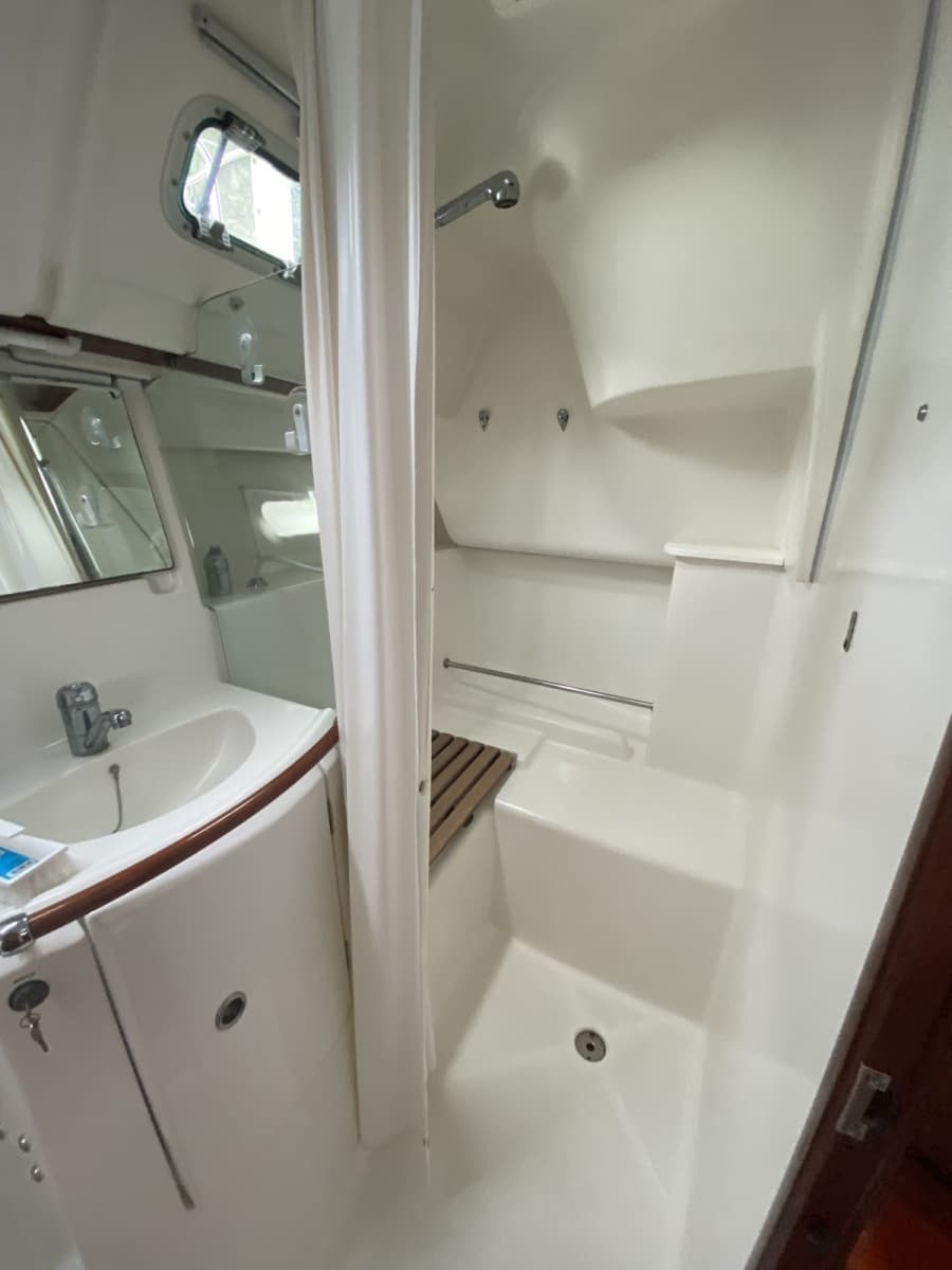 2004 Beneteau 373