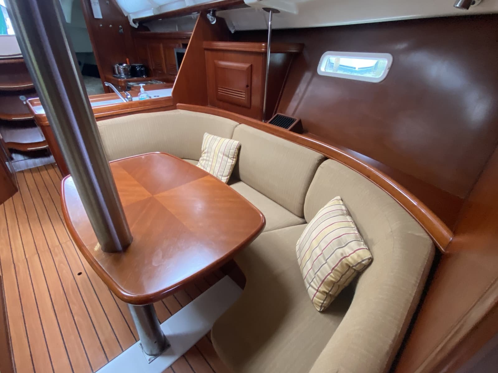 2004 Beneteau 373