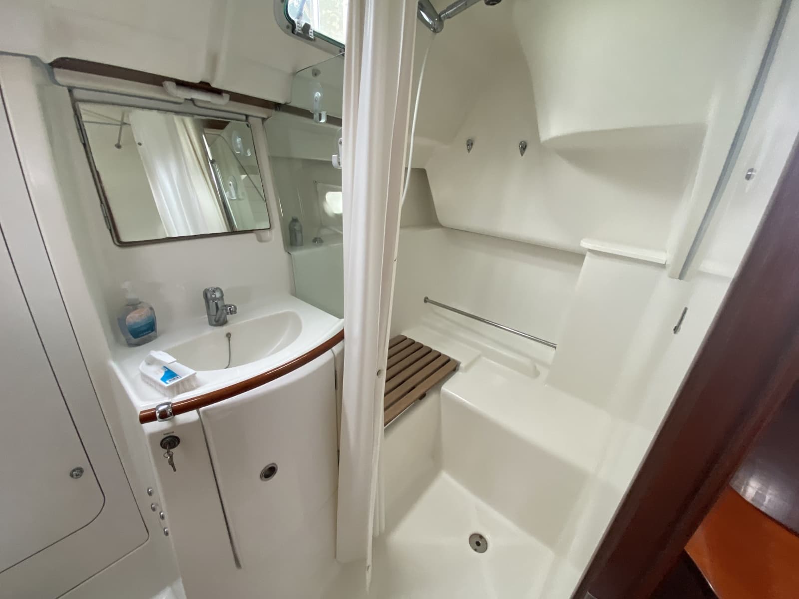 2004 Beneteau 373