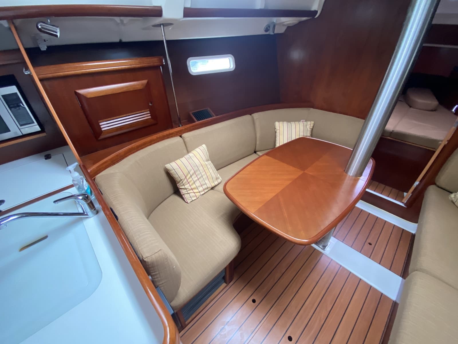 2004 Beneteau 373