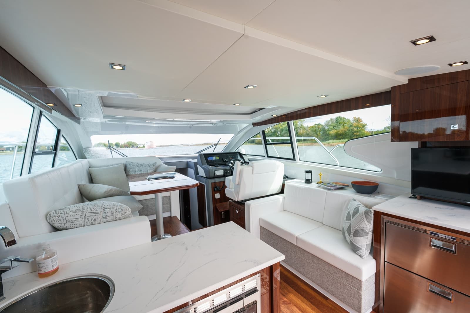 2023 Cruisers Yachts 