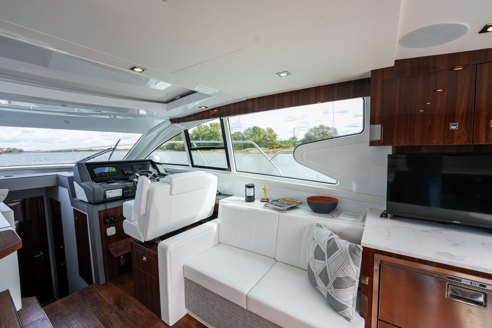 2023 Cruisers Yachts 