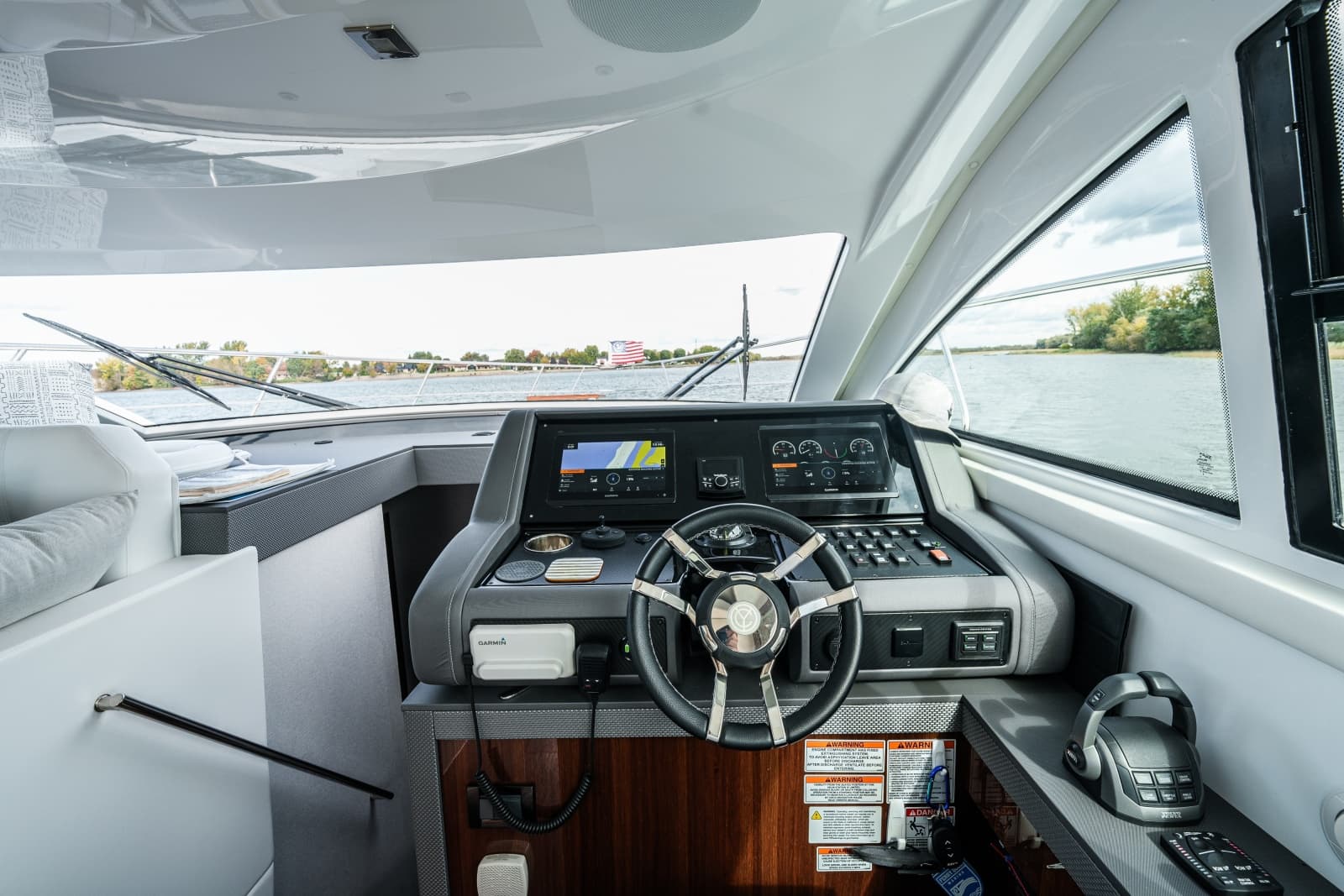 2023 Cruisers Yachts 