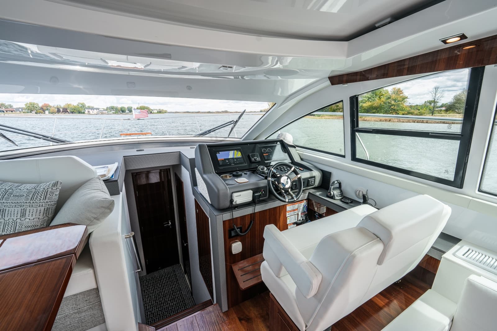 2023 Cruisers Yachts 