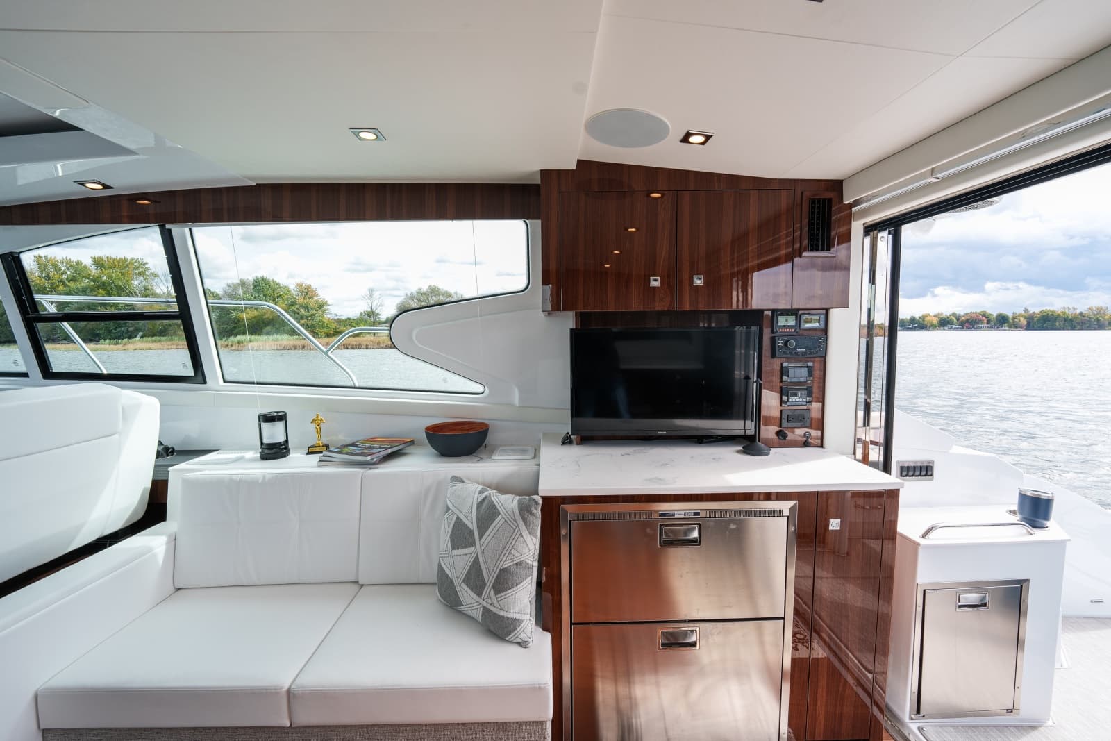 2023 Cruisers Yachts 