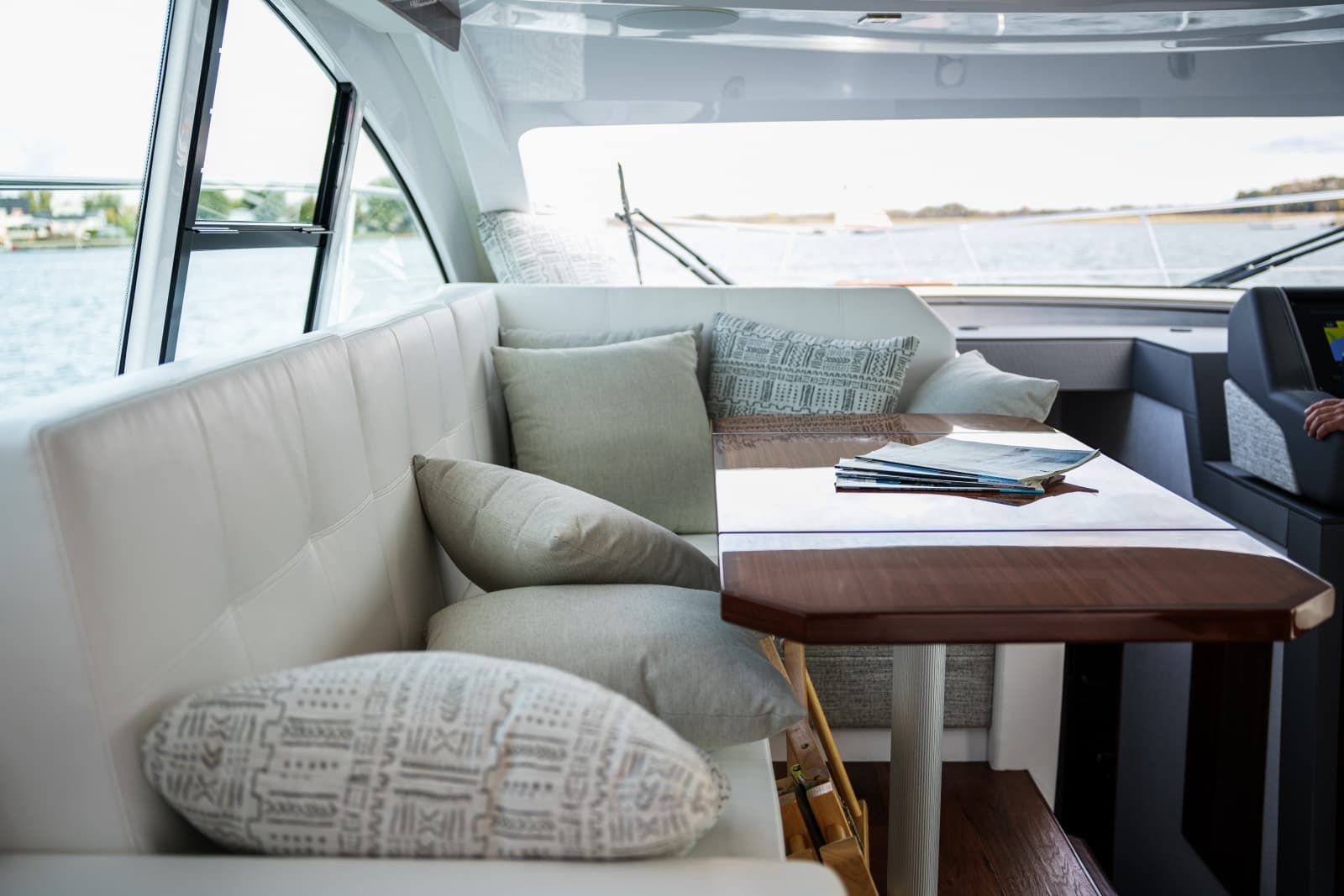 2023 Cruisers Yachts 