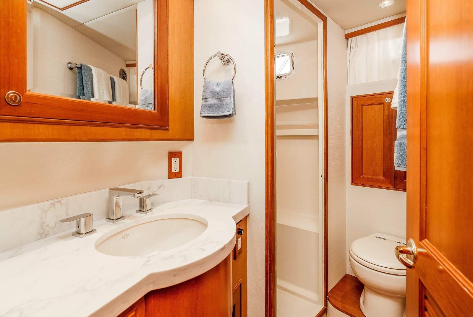 2005 Offshore Yachts Pilothouse