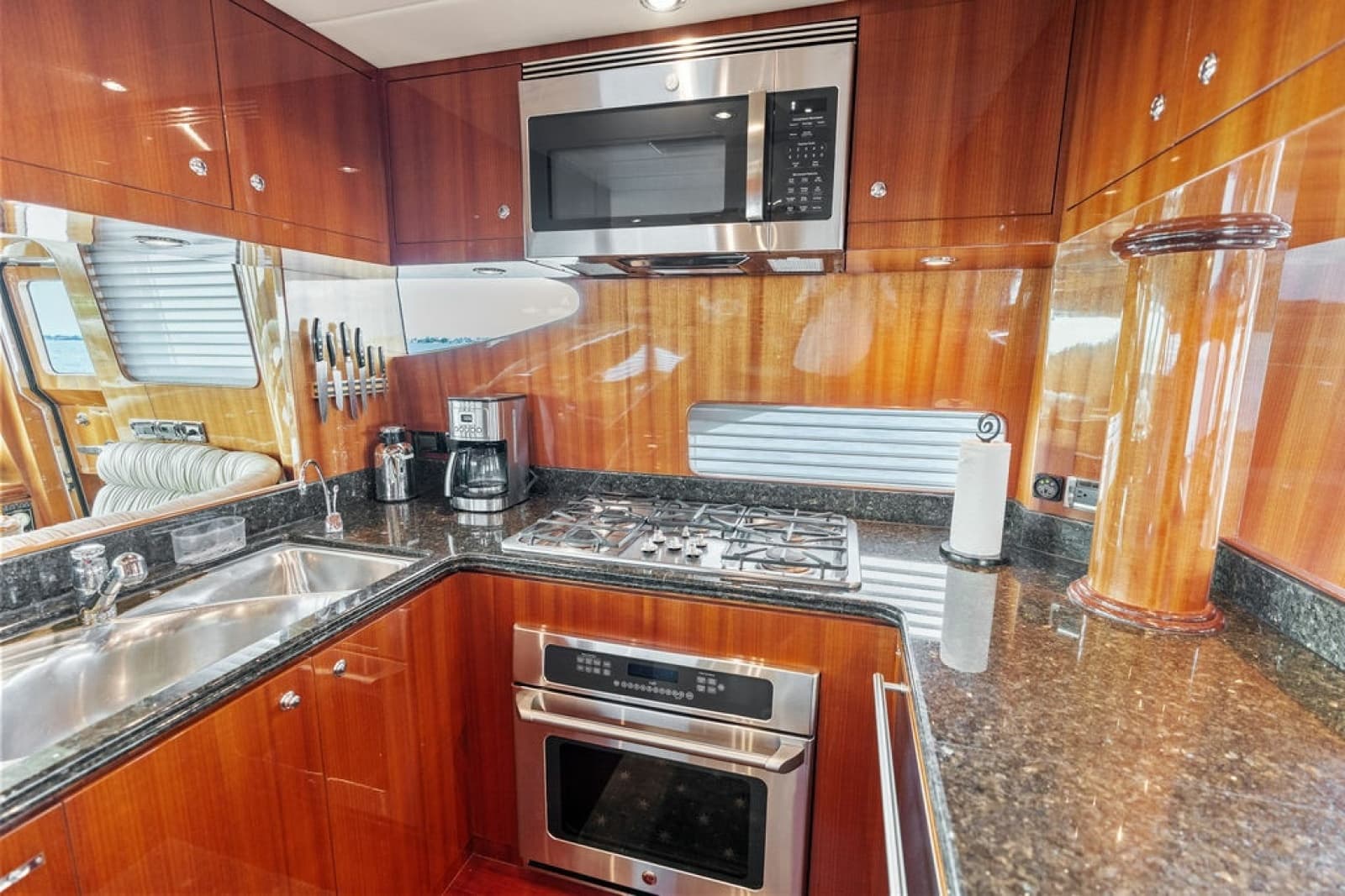 2005 Horizon 82