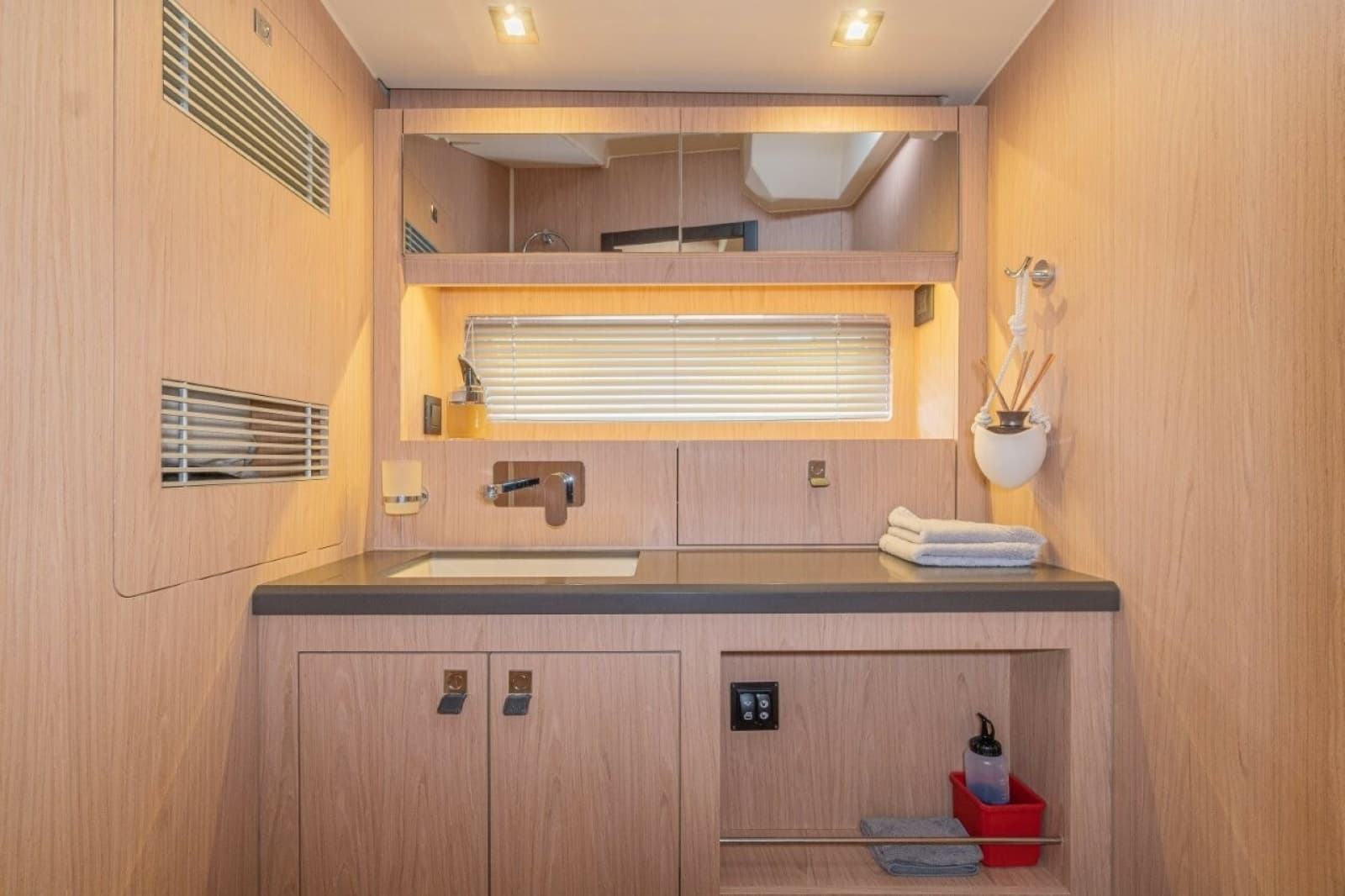 2020 Beneteau Oceanis Yacht 62