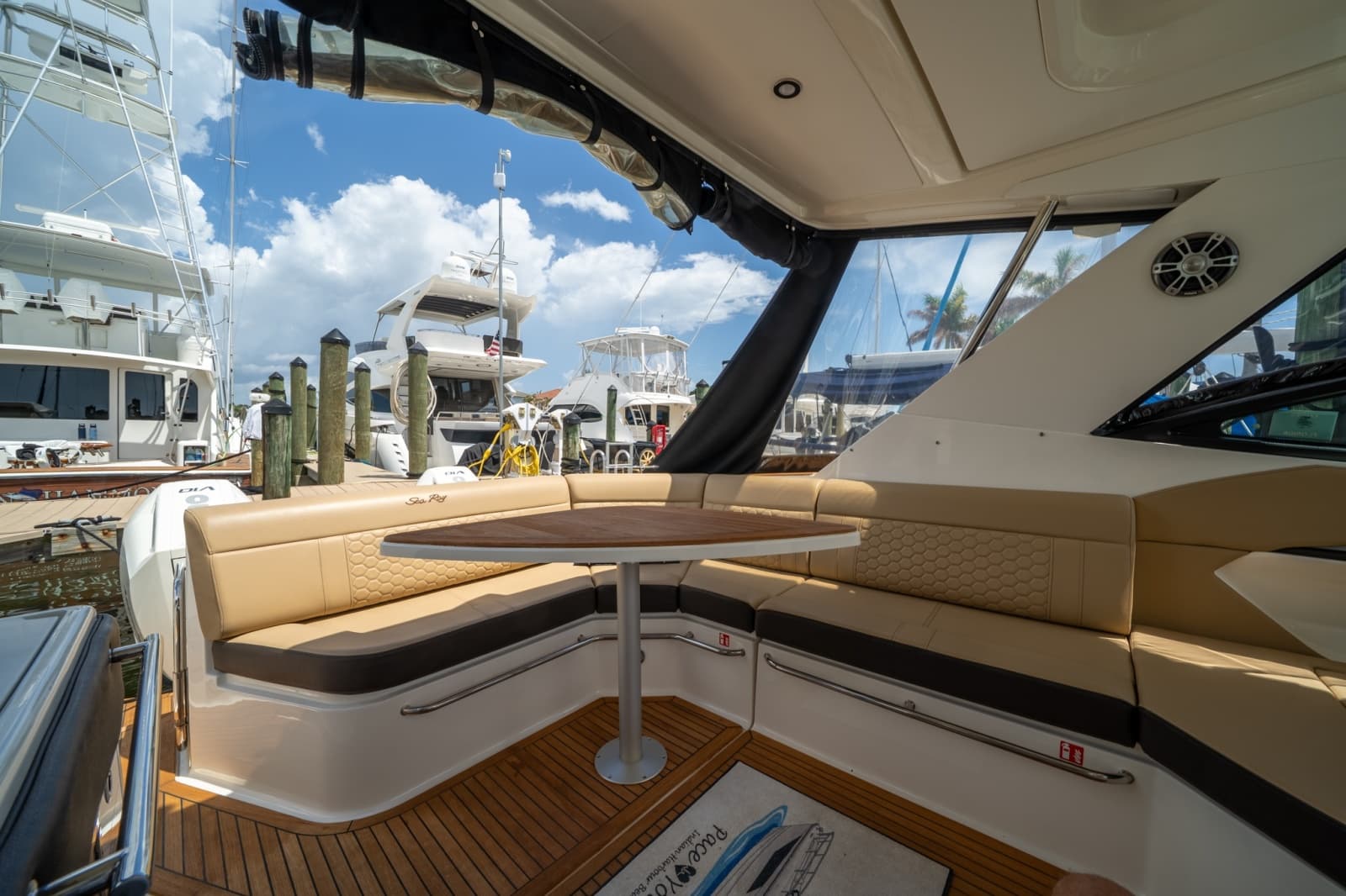 2025 Sea Ray 320 Sundancer