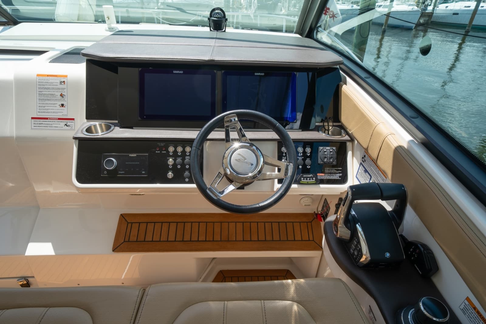 2025 Sea Ray 320 Sundancer