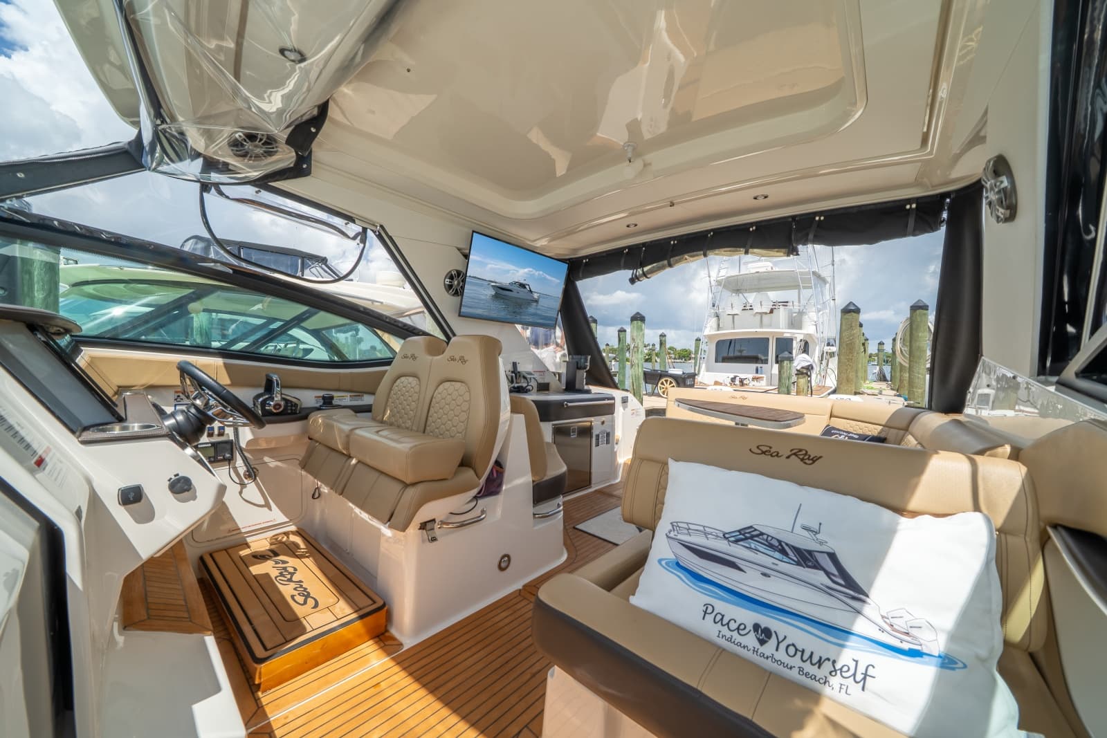 2025 Sea Ray 320 Sundancer