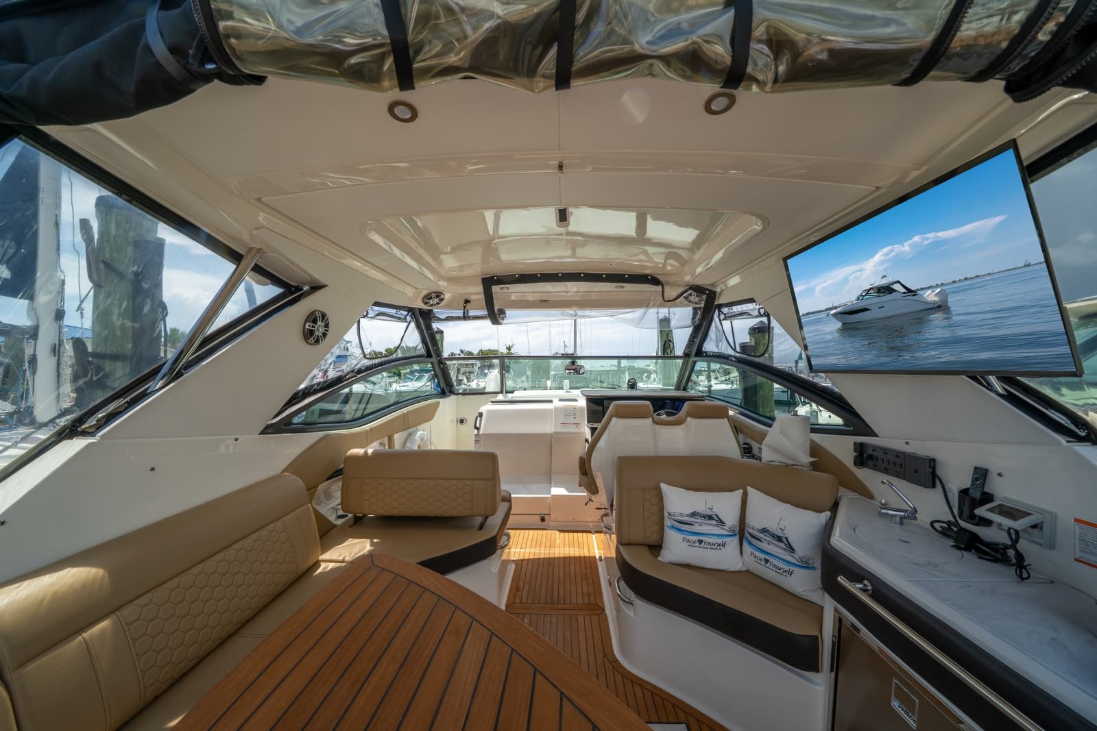 2025 Sea Ray 320 Sundancer