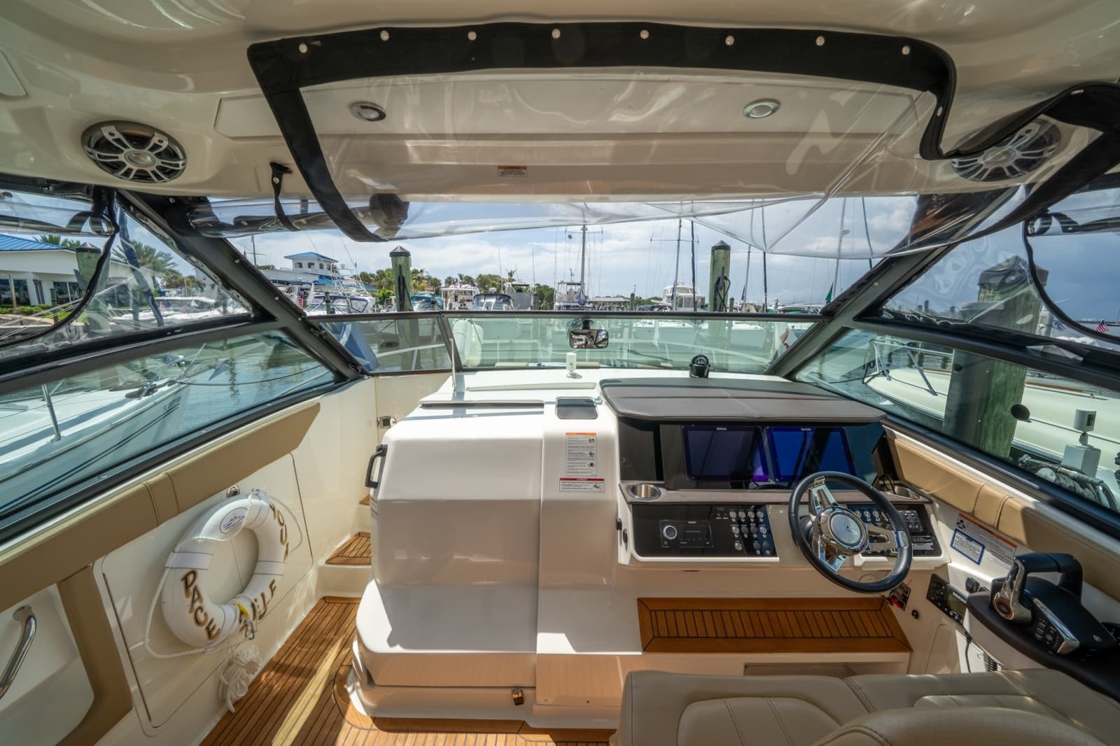 2025 Sea Ray 320 Sundancer