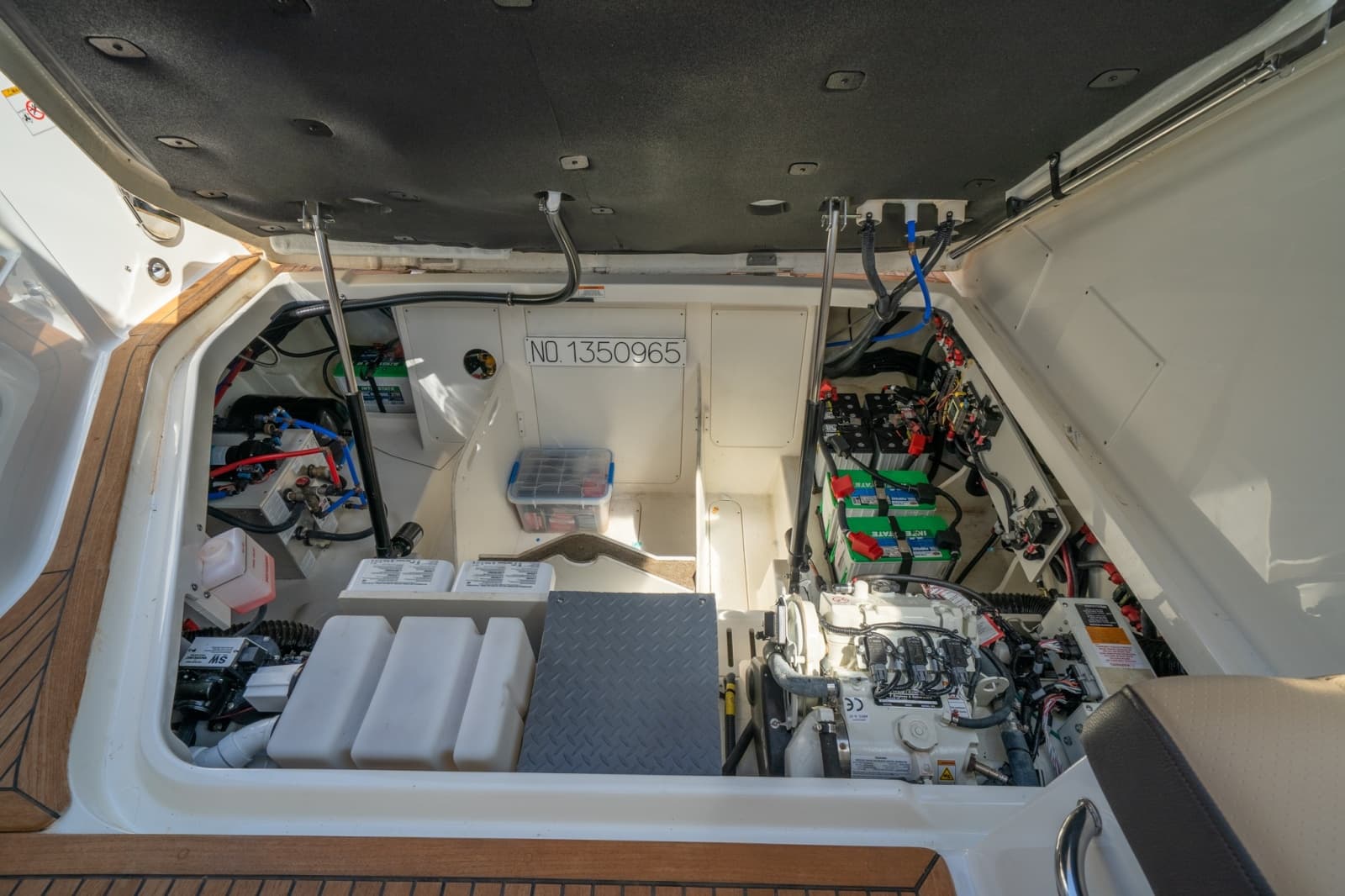 2025 Sea Ray 320 Sundancer