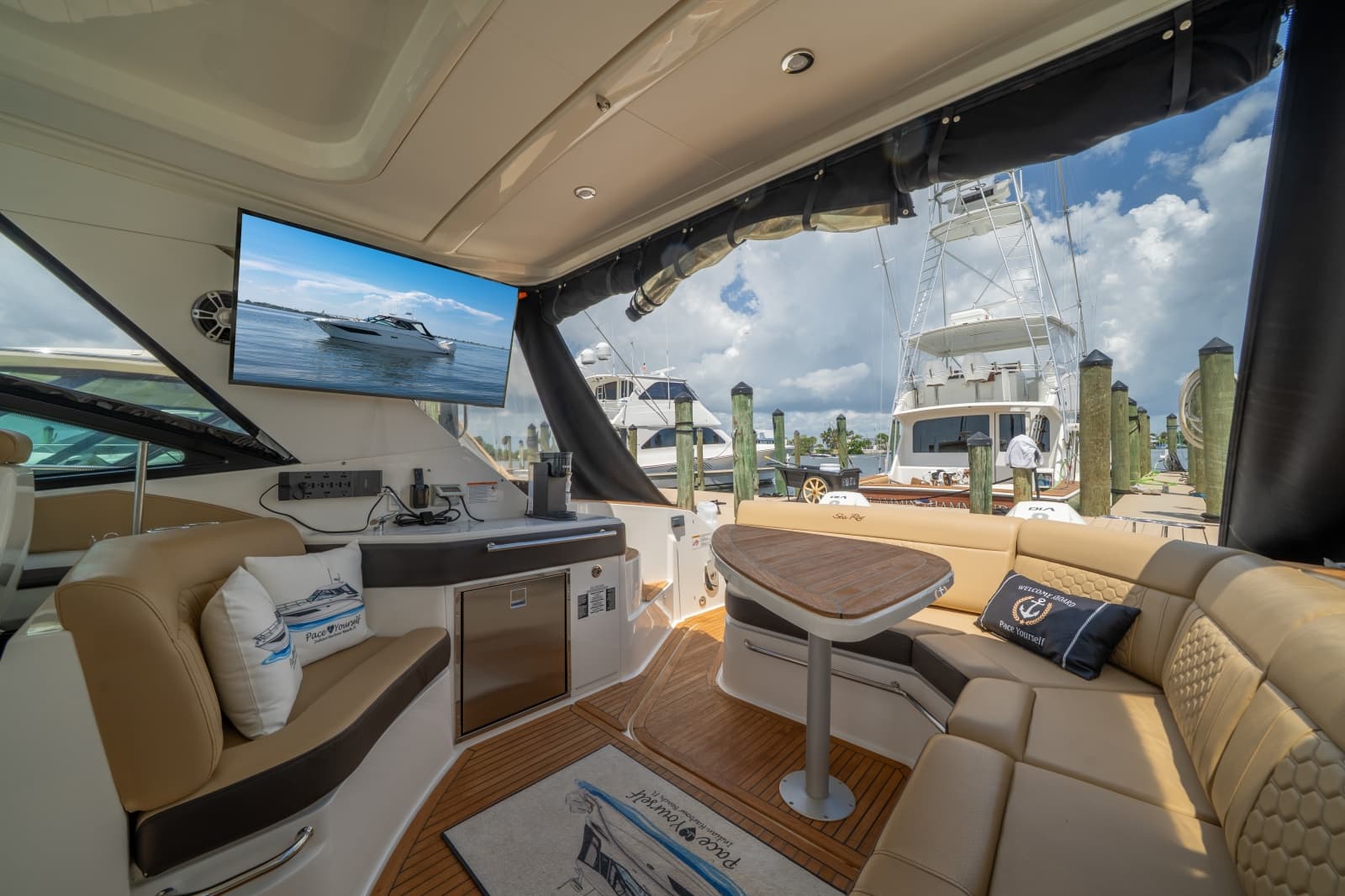 2025 Sea Ray 320 Sundancer