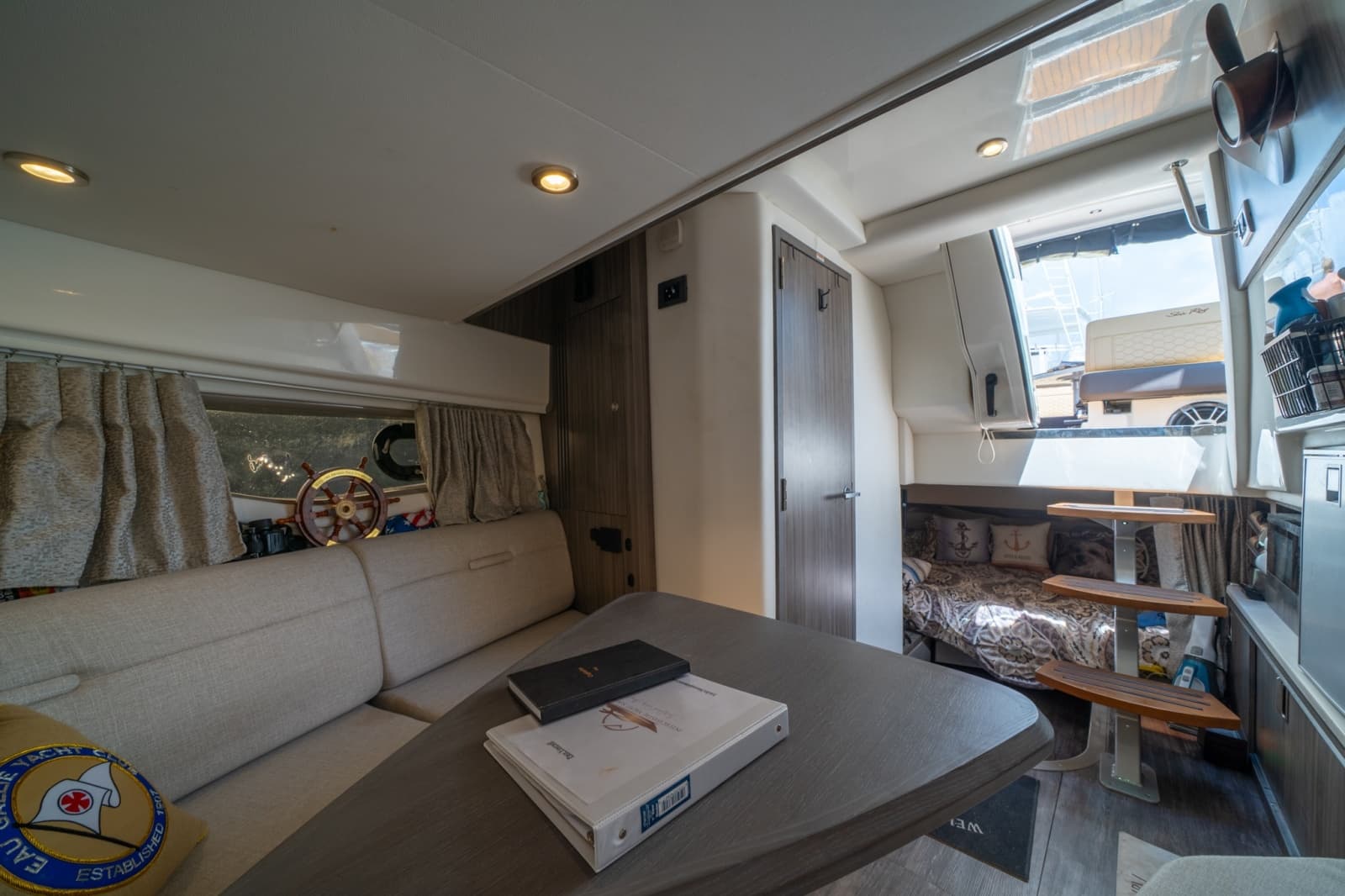 2025 Sea Ray 320 Sundancer