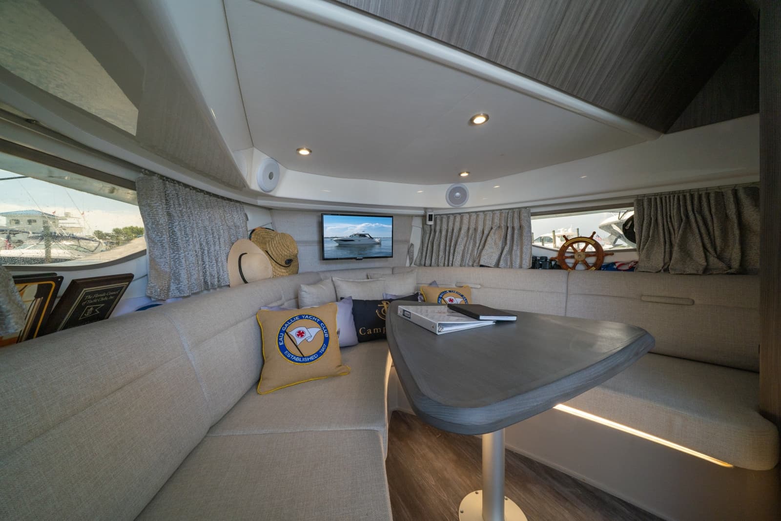 2025 Sea Ray 320 Sundancer