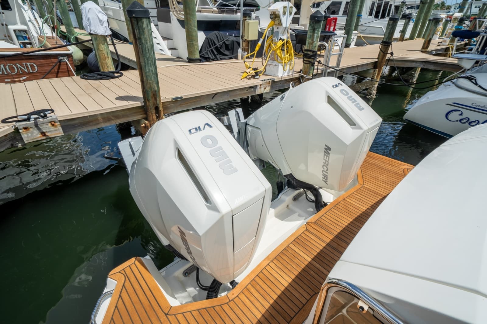 2025 Sea Ray 320 Sundancer