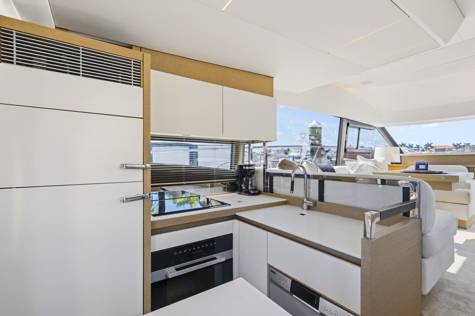 2022 Prestige 520 Fly
