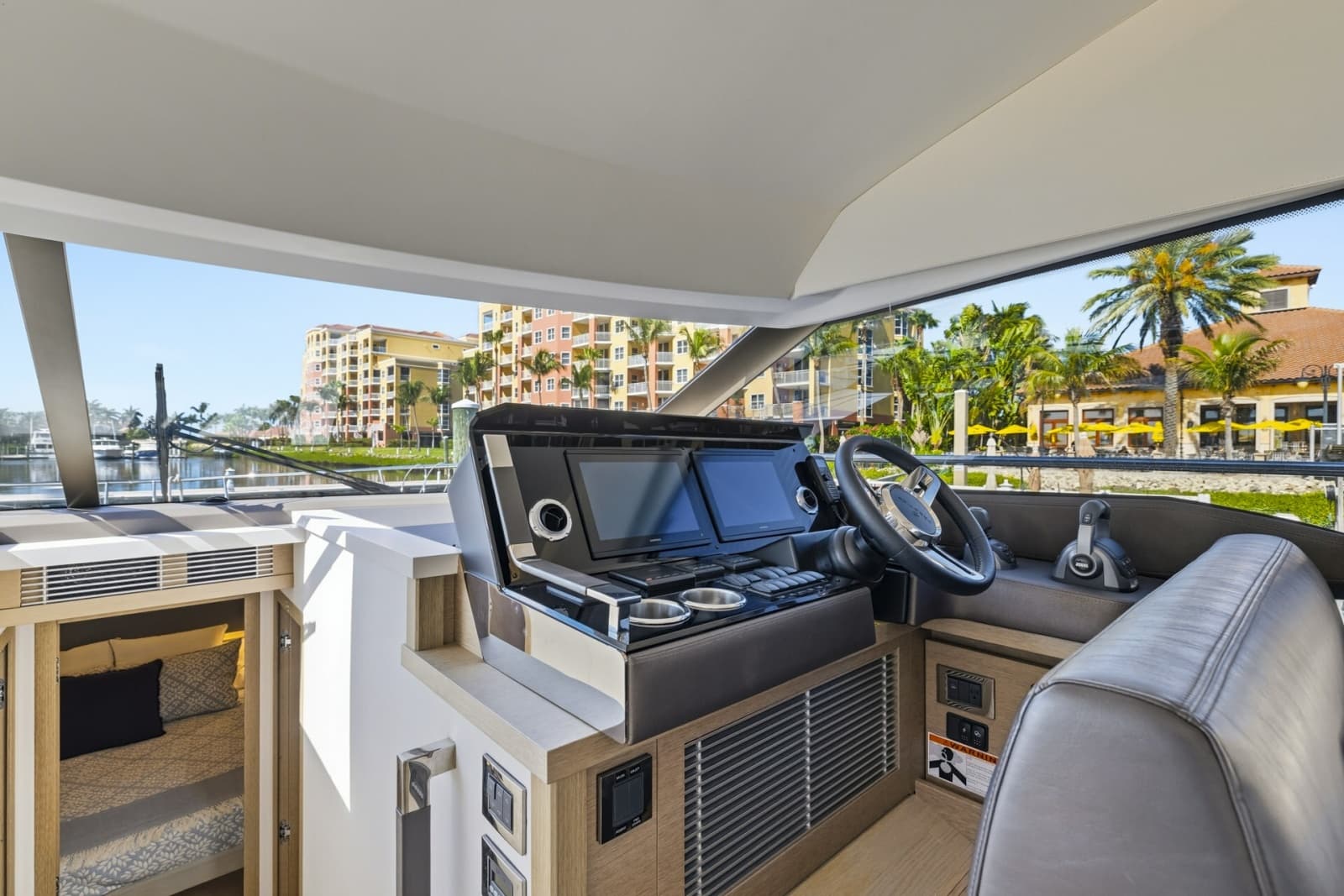 2022 Prestige 520 Fly