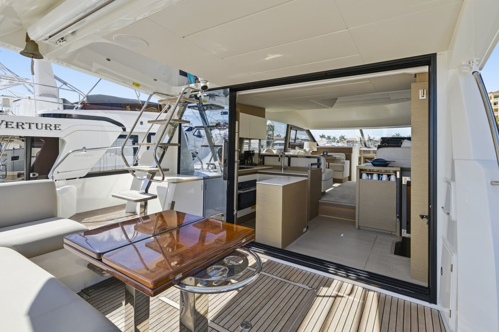 2022 Prestige 520 Fly