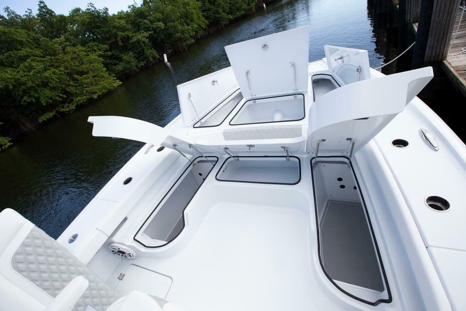 2023 Freeman 28 Bay Hybrid