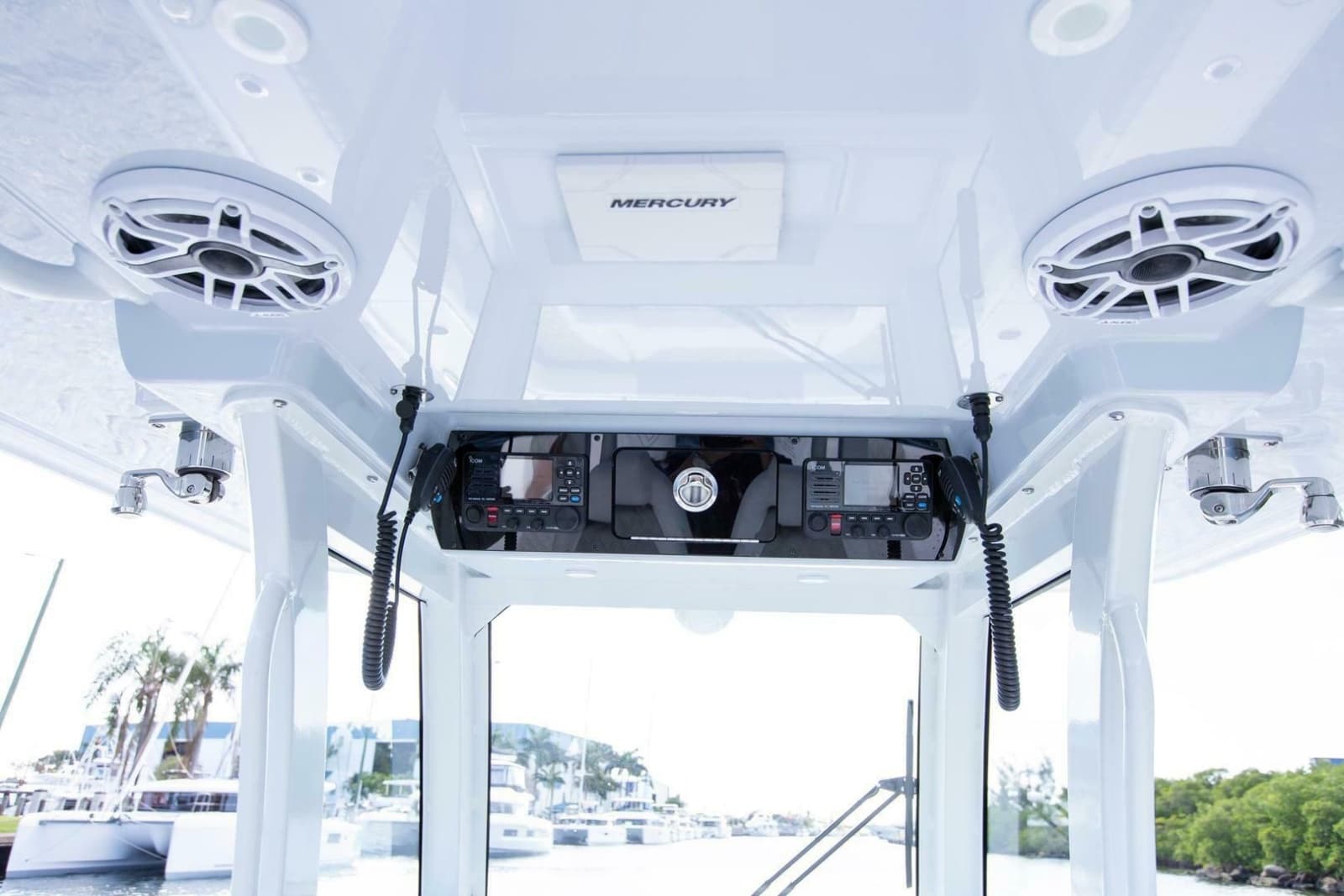 2023 Freeman 28 Bay Hybrid