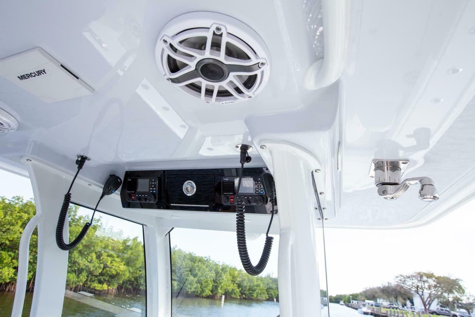 2023 Freeman 28 Bay Hybrid