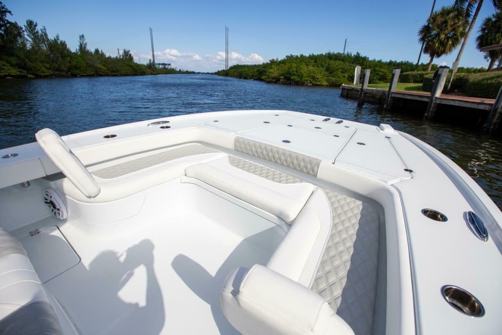 2023 Freeman 28 Bay Hybrid