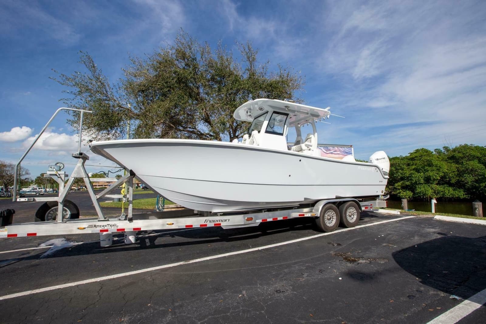 2023 Freeman 28 Bay Hybrid