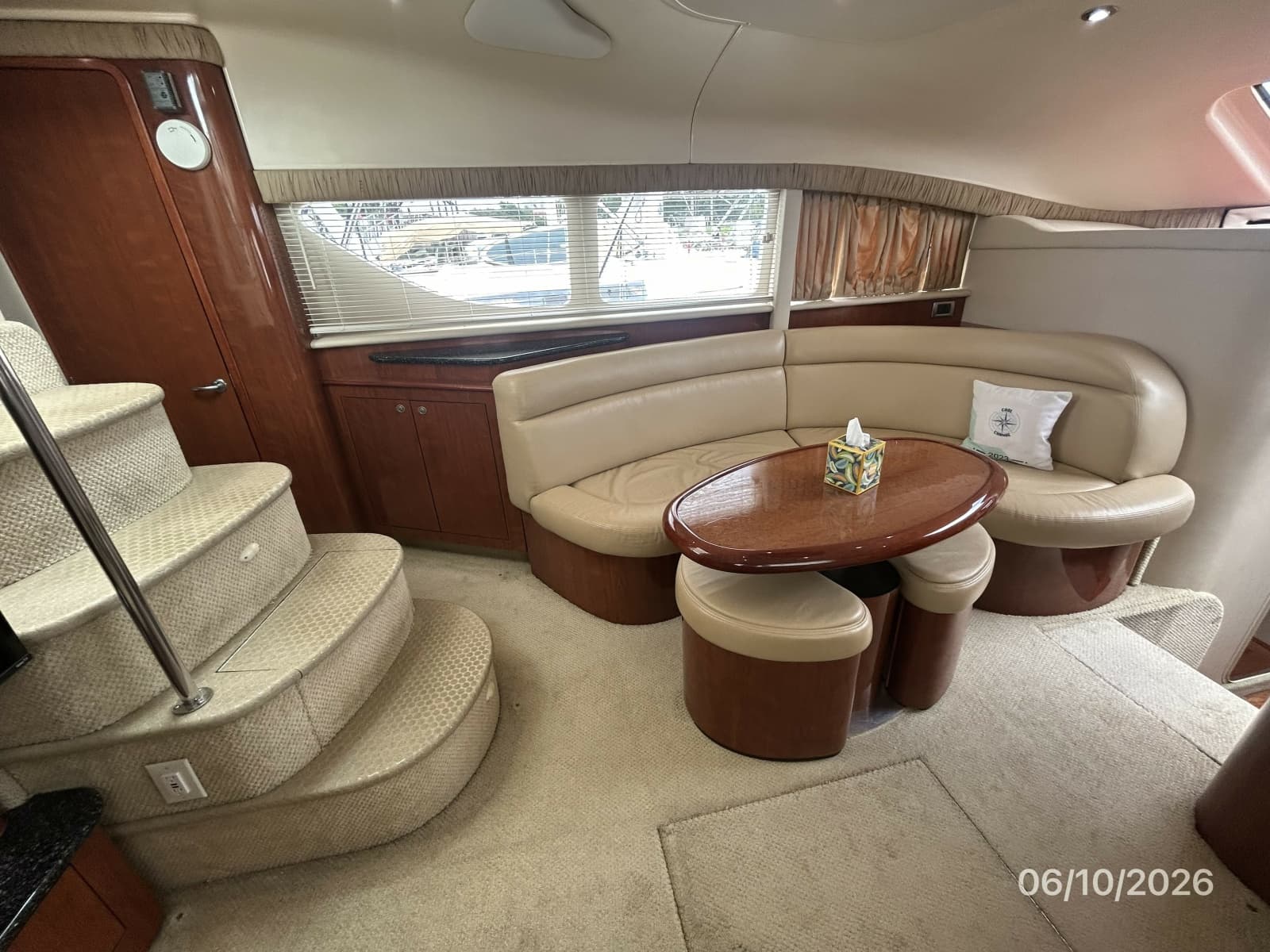 39' Sea Ray salon port