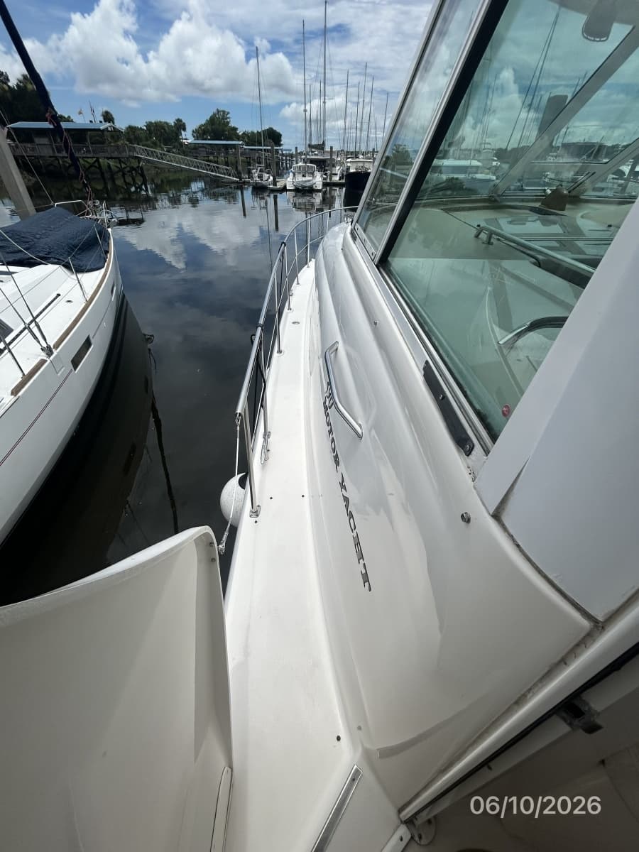 39' Sea Ray port side deck2