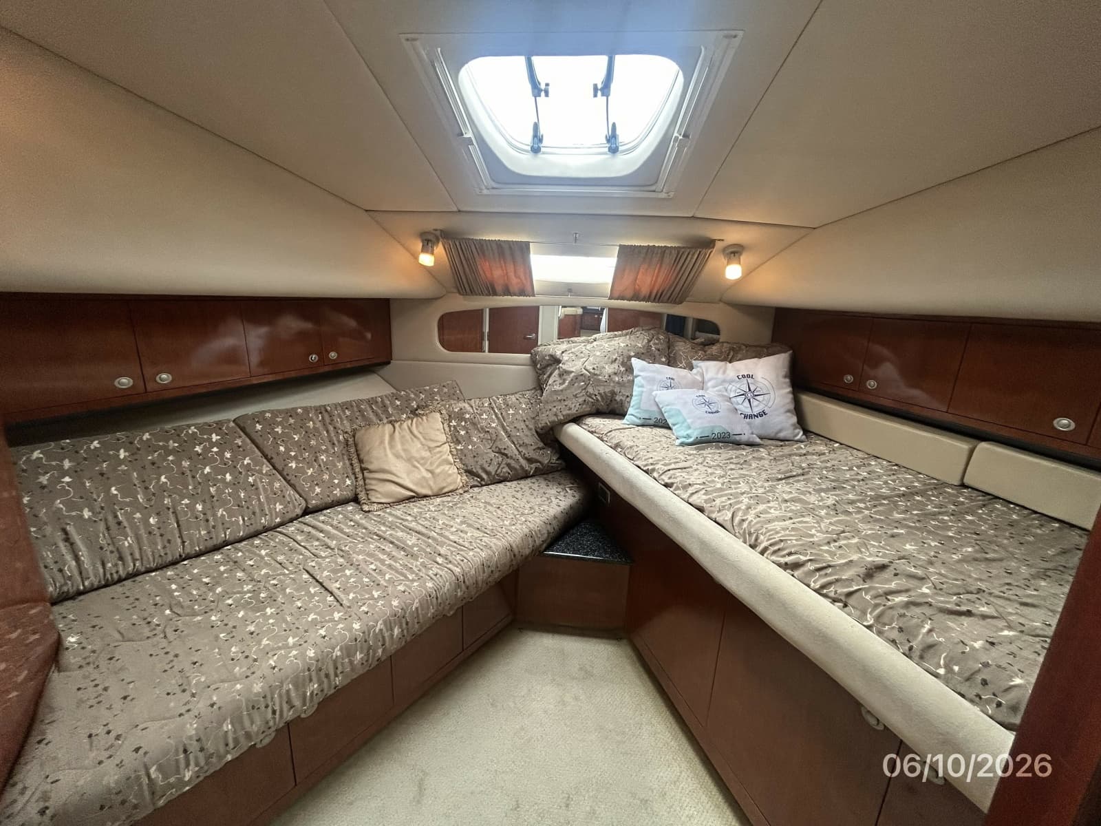 39' Sea Ray guest stateroom