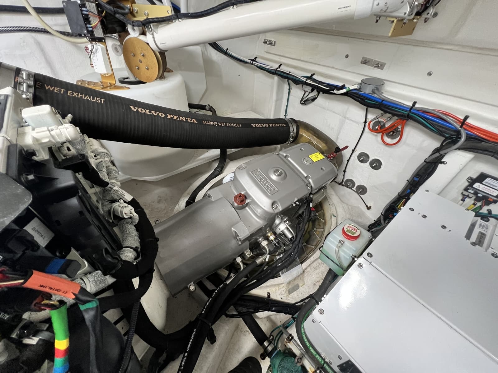 2021 Cruisers Yachts 50 Cantius
