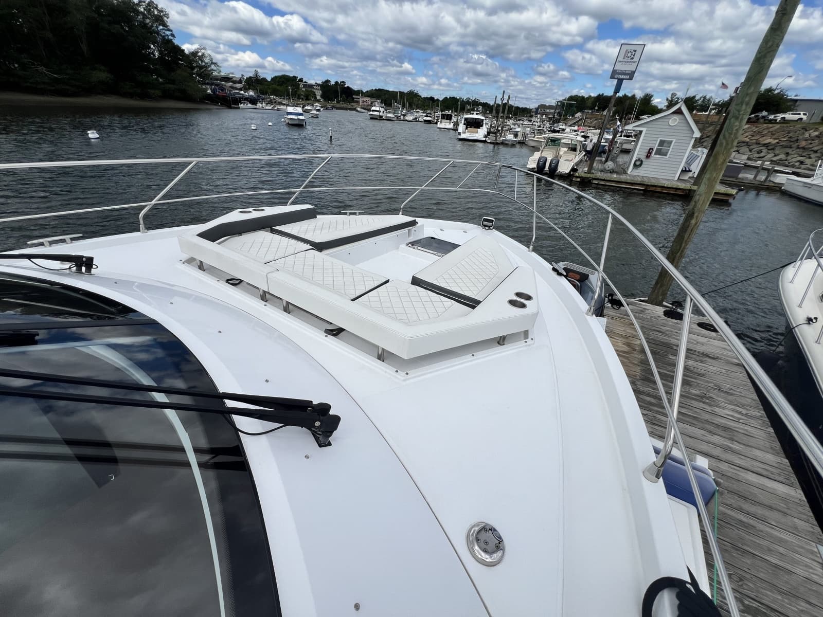 2021 Cruisers Yachts 50 Cantius