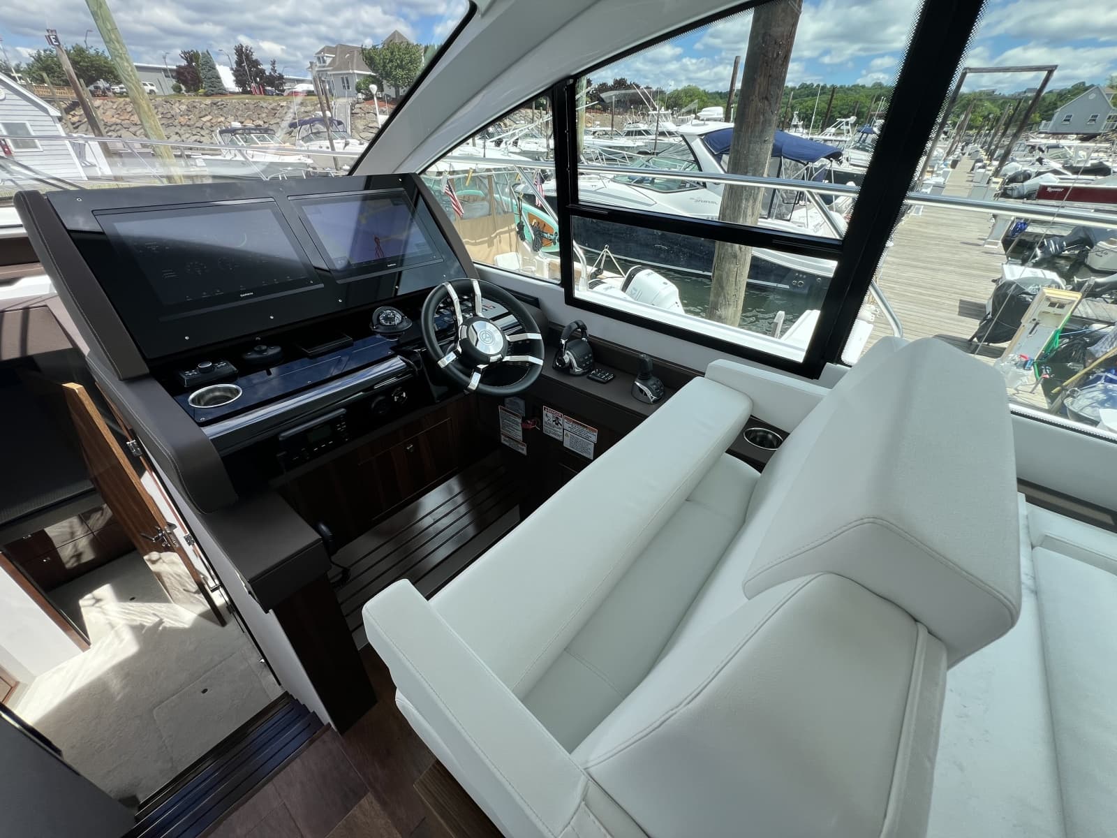2021 Cruisers Yachts 50 Cantius