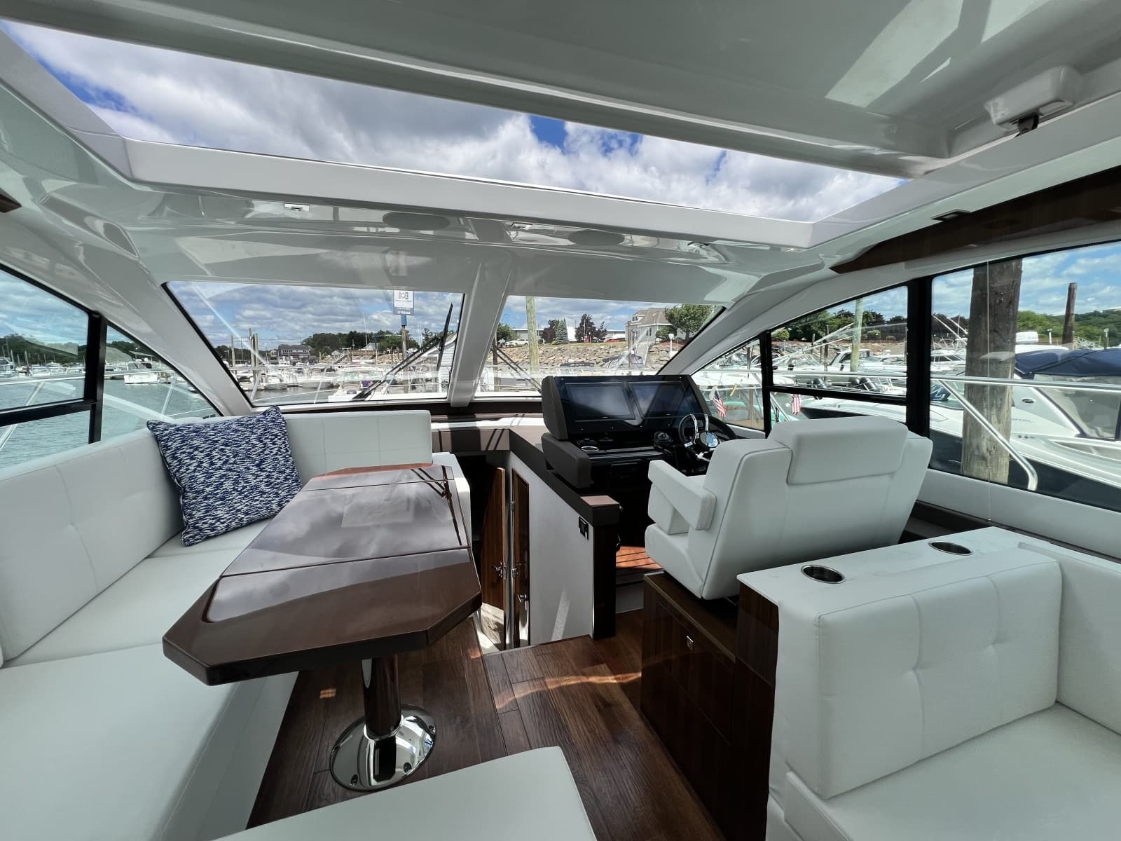 2021 Cruisers Yachts 50 Cantius