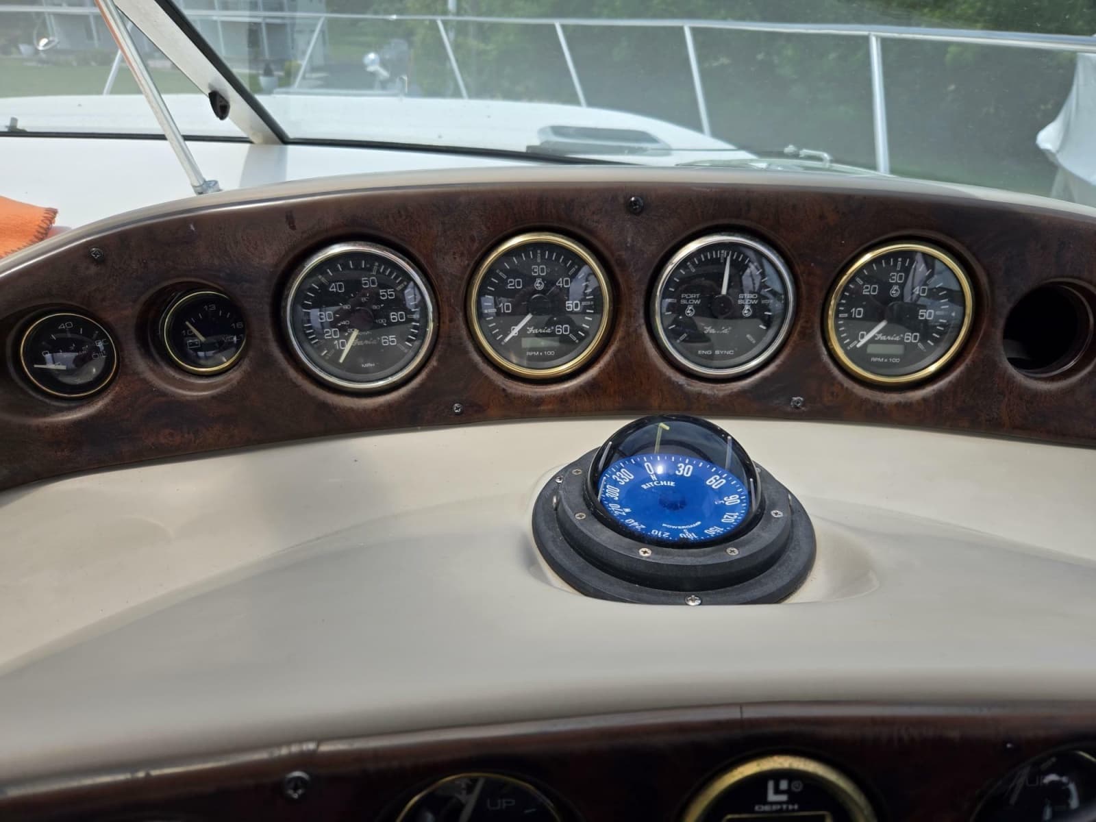 1999 Rinker 330 Fiesta Vee