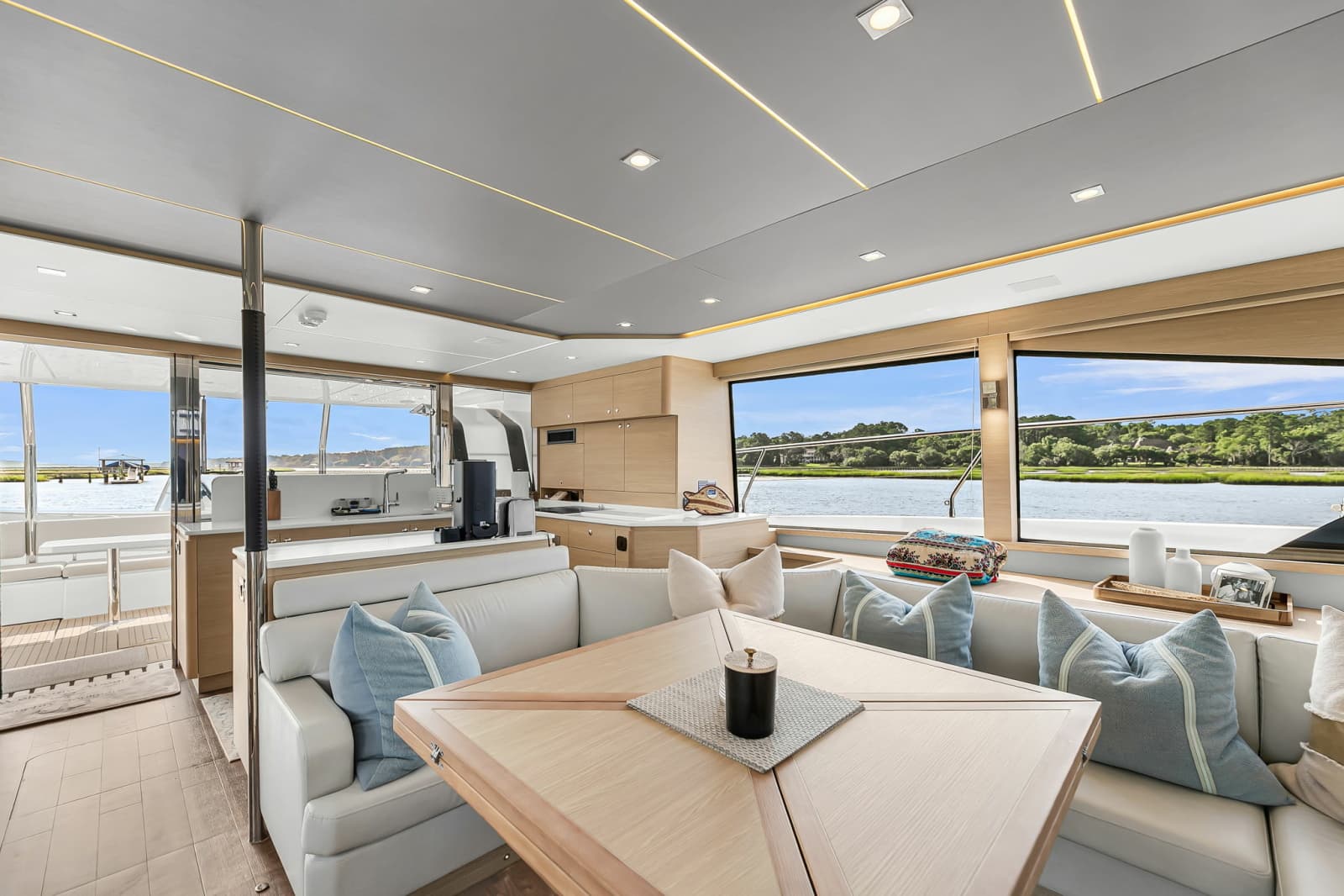 2025 Aquila 54 Yacht