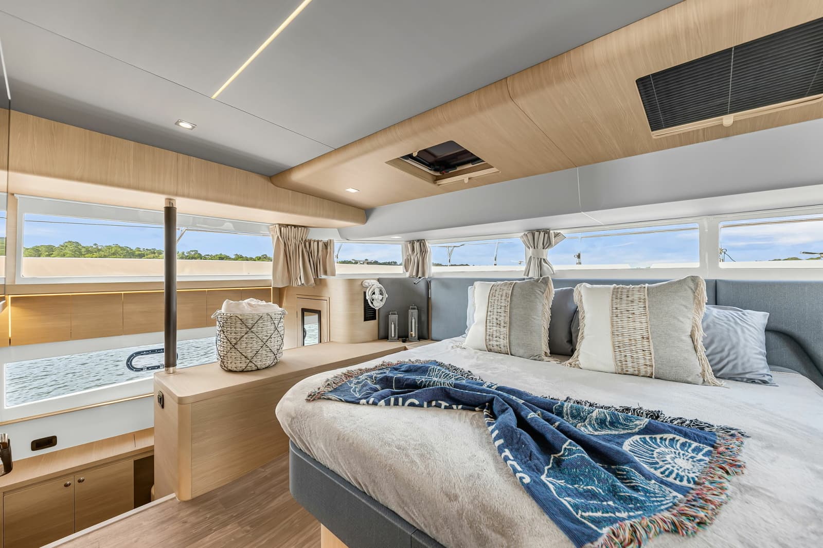 2025 Aquila 54 Yacht