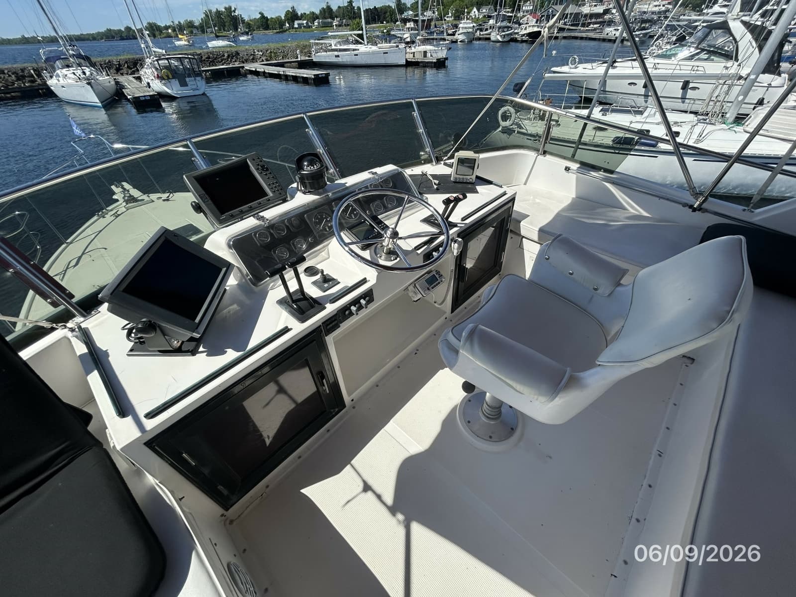 44' High Tech flybridge helm2