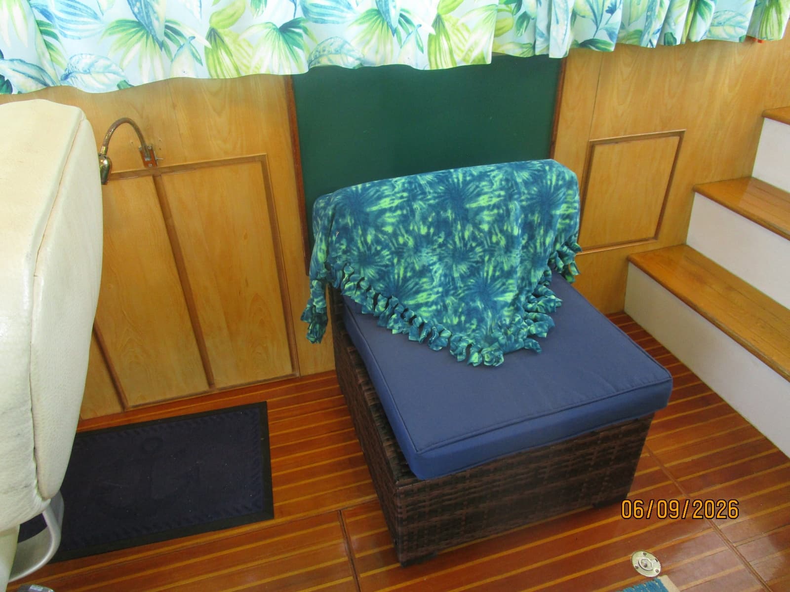 44' High Tech salon starboard seating