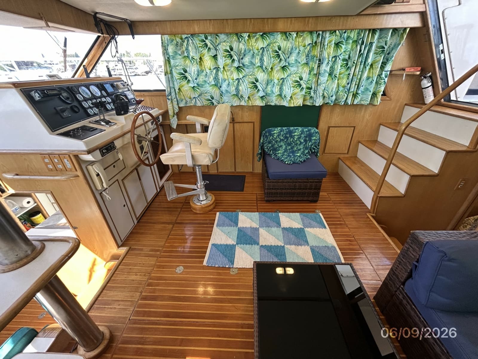 44' High Tech salon starboard